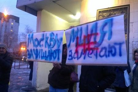 Москва. Валерий Рашкин и Андрей Клычков застряли в лифте во время инспекции треснувшего дома