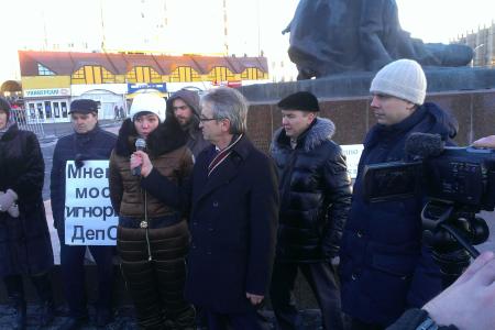 «Мама, кто-то украл нашу еду!». В Москве прошла акция родителей за возвращение полноценных полдников