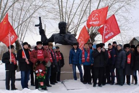 Курганские коммунисты встретили День Советской Армии и Военно-морского флота автопробегом