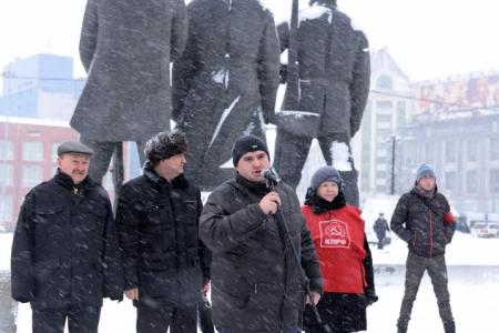 Новосибирские коммунисты провели митинг в защиту прав пенсионеров