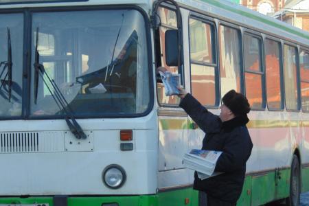 Барнаульские коммунисты на пикетах раздавали газету «Правда» с отчетом фракции КПРФ в Госдуме