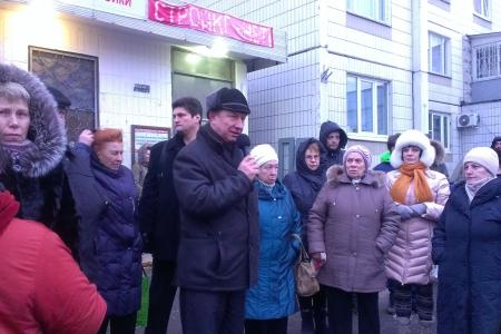 Москва. Валерий Рашкин и Андрей Клычков застряли в лифте во время инспекции треснувшего дома