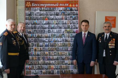 Приморский край. Депутат-коммунист Госдумы Алексей Корниенко вручил награды и подарок активистам общественных ветеранских организаций города Артёма