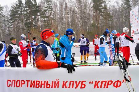 Более 300 участников вышли на старт в соревнованиях по лыжам и биатлону, организованных спортклубом КПРФ