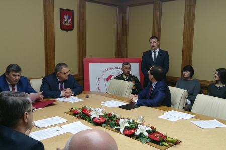 Депутат-коммунист Московской областной Думы Константин Черемисов встретился с делегацией парламентариев ДНР