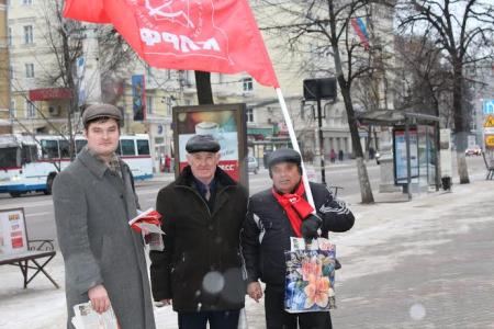 В Воронеже накануне Дня Советской Армии и Военно-морского флота прошли агитационные пикеты КПРФ