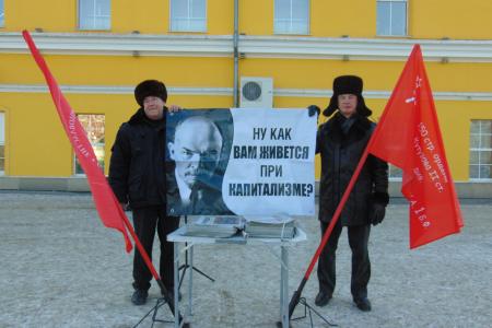 Барнаульские коммунисты на пикетах раздавали газету «Правда» с отчетом фракции КПРФ в Госдуме