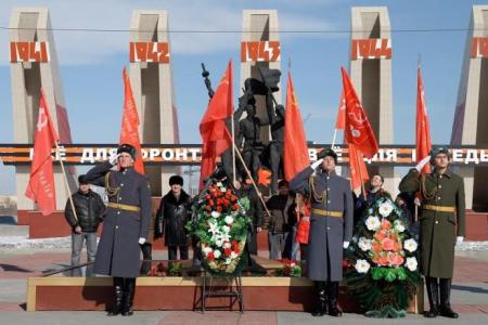 Забайкальские коммунисты возложили цветы к Вечному огню в честь Дня Советской Армии и Военно-морского Флота
