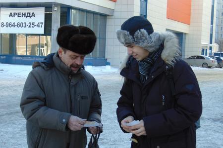 «Люблю жену, голосую за КПРФ!». В день влюбленных барнаульские коммунисты провели одиночные пикеты