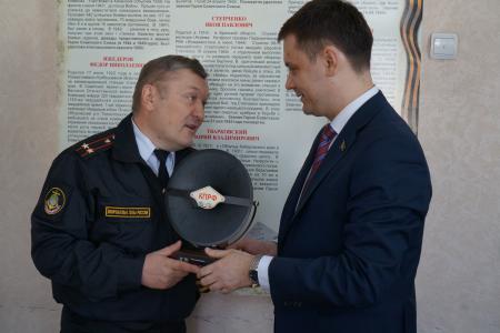 Приморский край. Депутат-коммунист Госдумы Алексей Корниенко вручил награды и подарок активистам общественных ветеранских организаций города Артёма