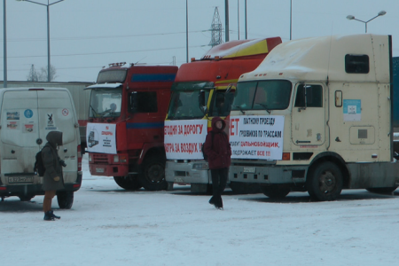 В Петербурге полиция задержала протестующих дальнобойщиков