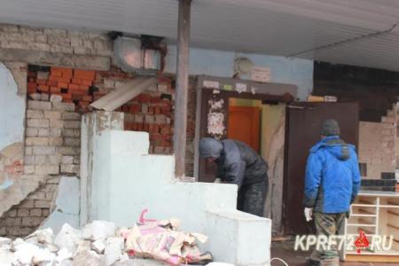 Жителей обрушившегося дома в Тюмени выставляют на улицу