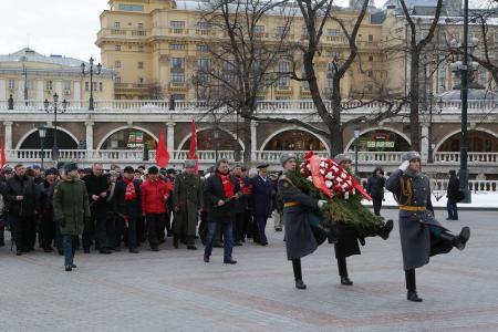 В память о героях – защитниках Родины. Делегация ЦК КПРФ возложила венок и цветы к Могиле Неизвестного солдата