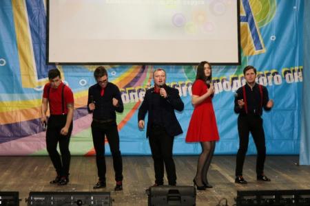 Команда челябинских комсомольцев "Красные в городе" достойно выступила на смотре КВН