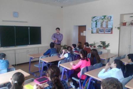 Астраханские комсомольцы проводят уроки в школах в рамках проекта «Знамя Победы»