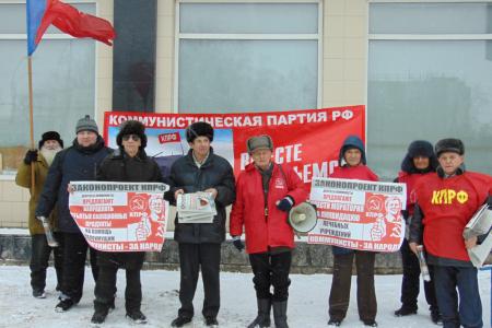 «Законодательные инициативы КПРФ – в массы!». Барнаульские коммунисты провели пикеты 