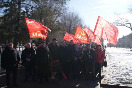 В день 98-ой годовщины создания Красной Армии сталинградские коммунисты возложили цветы к Вечному огню