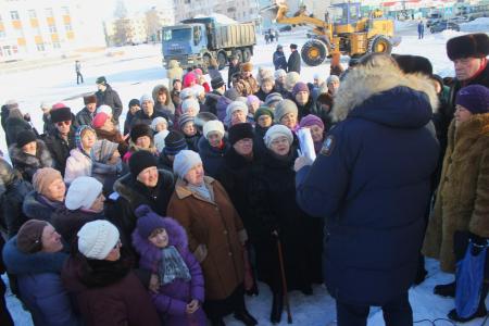 Свердловские коммунисты вместе с жителями Карпинска вышли на митинг, чтобы остановить коммунальный беспредел