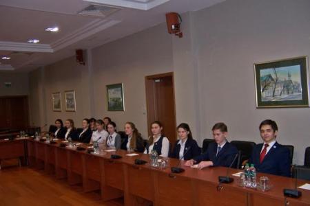 Казань. Депутат фракции КПРФ А.В. Прокофьев провёл в Госсовете Татарстана парламентский урок для гимназистов