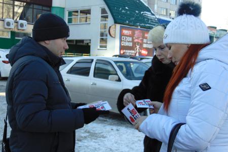 «Люблю жену, голосую за КПРФ!». В день влюбленных барнаульские коммунисты провели одиночные пикеты