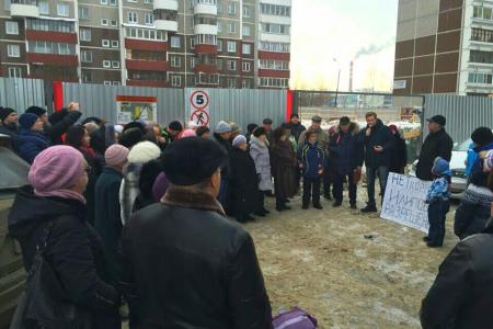 Свердловские коммунисты в ходе дворовой встречи поддержали противников точечной застройки
