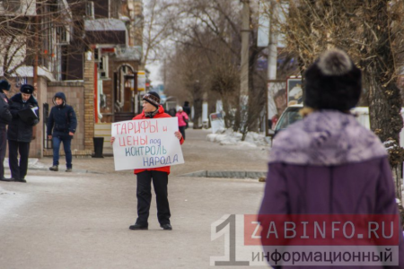Читинское городское отделение КПРФ вышло с серией одиночных пикетов на тему катастрофической ситуации в экономике Забайкальского края