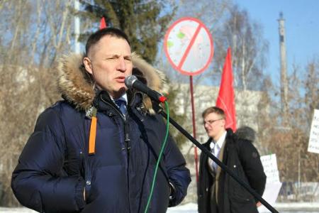Свердловские коммунисты провели митинг за сохранение парка «Зеленая роща»
