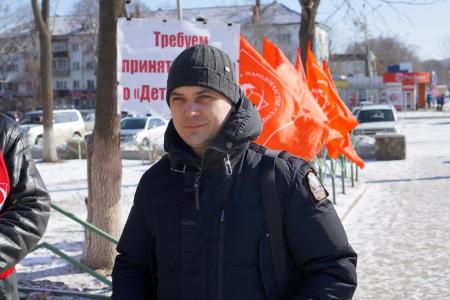 Приморский край. В день Советской Армии в городе Артёме возложили цветы к мемориалу и провели праздничный пикет