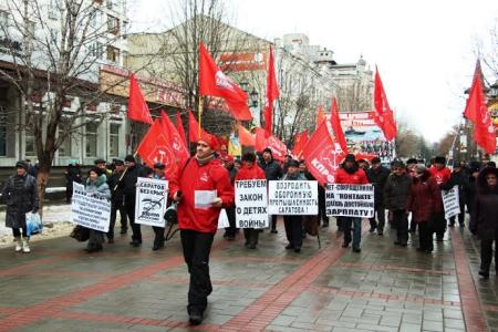 «Укрепим армию – отстоим Россию!». Демонстрация и митинг КПРФ в Саратове