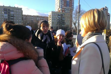 «Мама, кто-то украл нашу еду!». В Москве прошла акция родителей за возвращение полноценных полдников