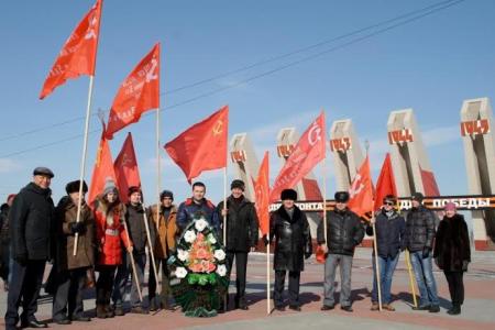 Забайкальские коммунисты возложили цветы к Вечному огню в честь Дня Советской Армии и Военно-морского Флота