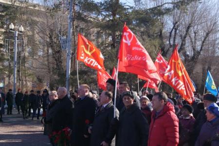 В день 98-ой годовщины создания Красной Армии сталинградские коммунисты возложили цветы к Вечному огню