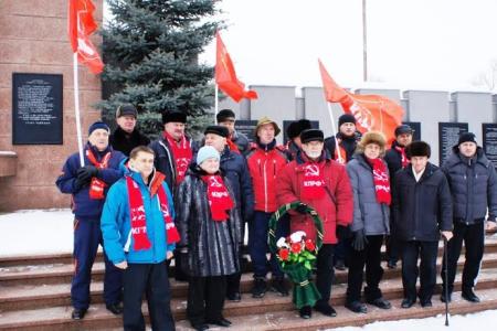 Курганские коммунисты встретили День Советской Армии и Военно-морского флота автопробегом