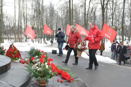 Коммунисты Иванова возложили цветы к памятнику М.В. Фрунзе