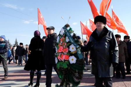 Забайкальские коммунисты возложили цветы к Вечному огню в честь Дня Советской Армии и Военно-морского Флота