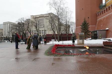 В память о героях – защитниках Родины. Делегация ЦК КПРФ возложила венок и цветы к Могиле Неизвестного солдата