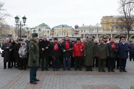 В память о героях – защитниках Родины. Делегация ЦК КПРФ возложила венок и цветы к Могиле Неизвестного солдата