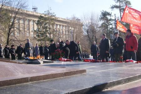 В день 98-ой годовщины создания Красной Армии сталинградские коммунисты возложили цветы к Вечному огню