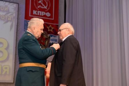 Новосибирск. В ДК «Прогресс» прошел праздник в честь Дня Советской армии и Военно-морского флота, организованный КПРФ