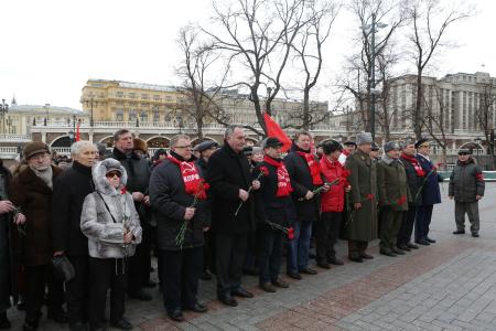 В память о героях – защитниках Родины. Делегация ЦК КПРФ возложила венок и цветы к Могиле Неизвестного солдата