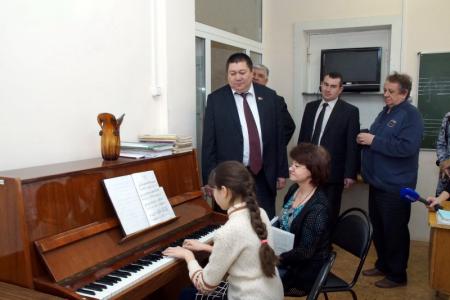 Город-герой Волгоград. Депутат-коммунист Волгоградской облДумы, член ЦК КПРФ Е.И.Шаманаев в канун Дня российской науки побывал с рабочим визитом в родной школе