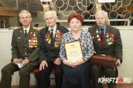 Тюменская область. Депутат-коммунист Тамара Казанцева поздравила городской клуб ветеранов с праздником Советской Армии