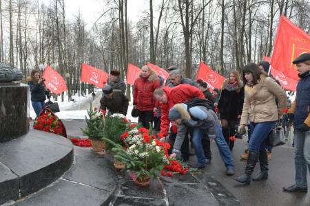 Коммунисты Иванова возложили цветы к памятнику М.В. Фрунзе