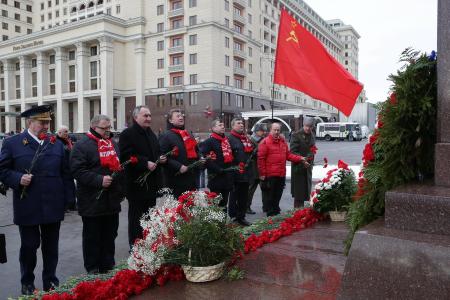 В память о героях – защитниках Родины. Делегация ЦК КПРФ возложила венок и цветы к Могиле Неизвестного солдата