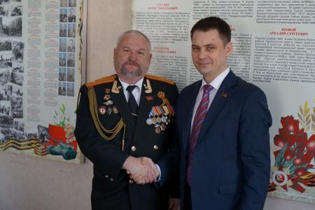 Приморский край. Депутат-коммунист Госдумы Алексей Корниенко вручил награды и подарок активистам общественных ветеранских организаций города Артёма