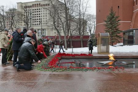 В память о героях – защитниках Родины. Делегация ЦК КПРФ возложила венок и цветы к Могиле Неизвестного солдата