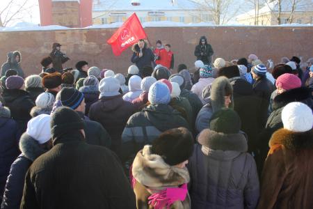 Свердловские коммунисты вместе с жителями Карпинска вышли на митинг, чтобы остановить коммунальный беспредел