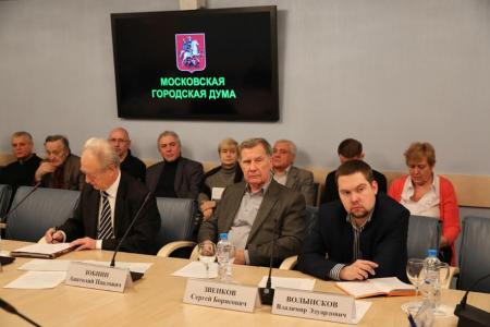 «Жилье, которое строят в Москве – это вчерашний день!». Коммунисты провели круглый стол по проблемам обновления жилого фонда в столице