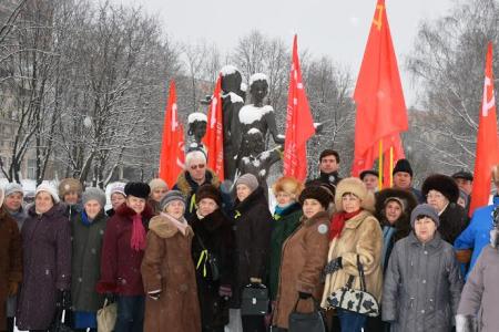 Коммунисты Ленинградской области провели серию пикетов в День Советской Армии и Военно-морского флота