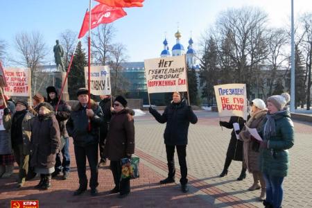 В Тамбове прошел пикет в честь Дня Советской Армии и Военно-Морского Флота